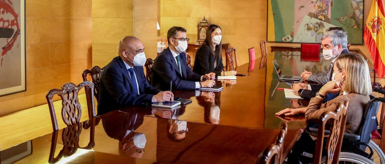 Reunión el miércoles de los dirigentes del CC, a la derecha, con el  ministro Félix Bolaños en el Congreso.