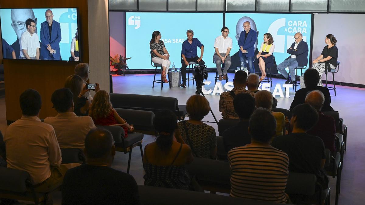 Barcelona. 15.09.2022. El conductor del podcast de El Periódico, Sergi Más, conversa con los responsables de secciones del diario Montse Baraza, Albert Guasch, José Rico, Txell Pauné, Ernest Alós y Leticia Blanco durante el encuentro cara a cara con lectores en Casa Seat. Fotografía de Jordi Cotrina Barcelona. 15.09.2022. El conductor del podcast de El Periódico, Sergi Más, conversa con los responsables de secciones del diario Montse Baraza, Albert Guasch, José Rico, Txell Pauné, Ernest Alós y Leticia Blanco durante el encuentro cara a cara con lectores en Casa Seat. Fotografía de Jordi Cotrina