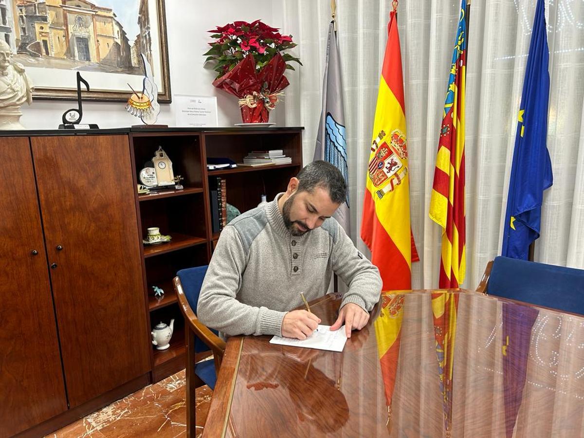 Samuel Falomir, escribiendo su carta desde su despacho en el ayuntamiento de l'Alcora.
