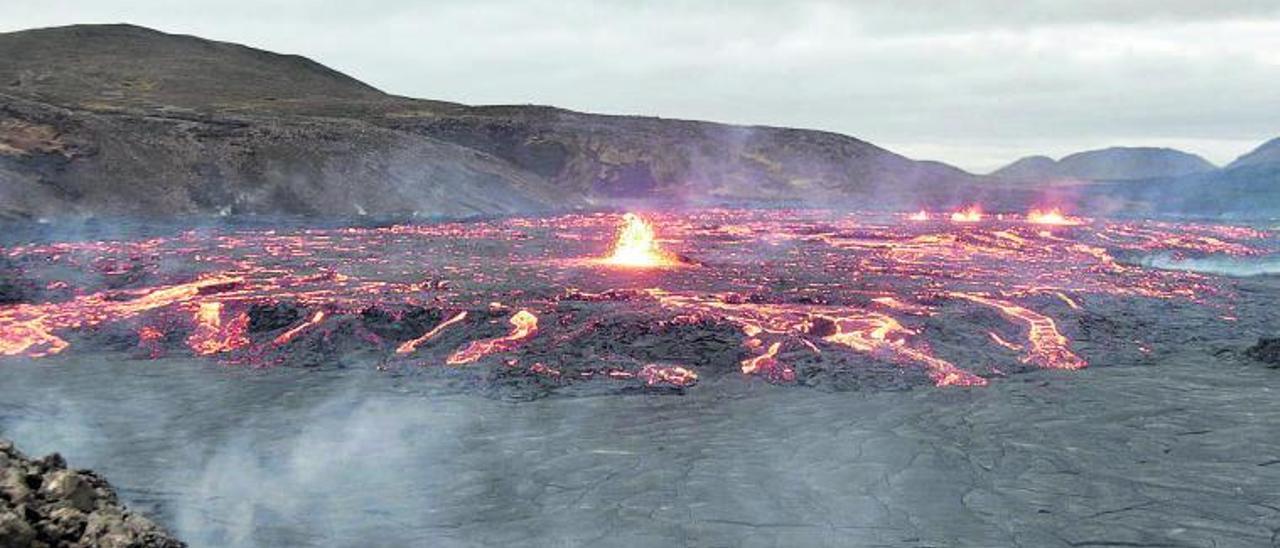 El volcán Fagradalsfjall, en el valle de Geldingardelur, al suroeste de Islandia, cerca de Reikiavik.