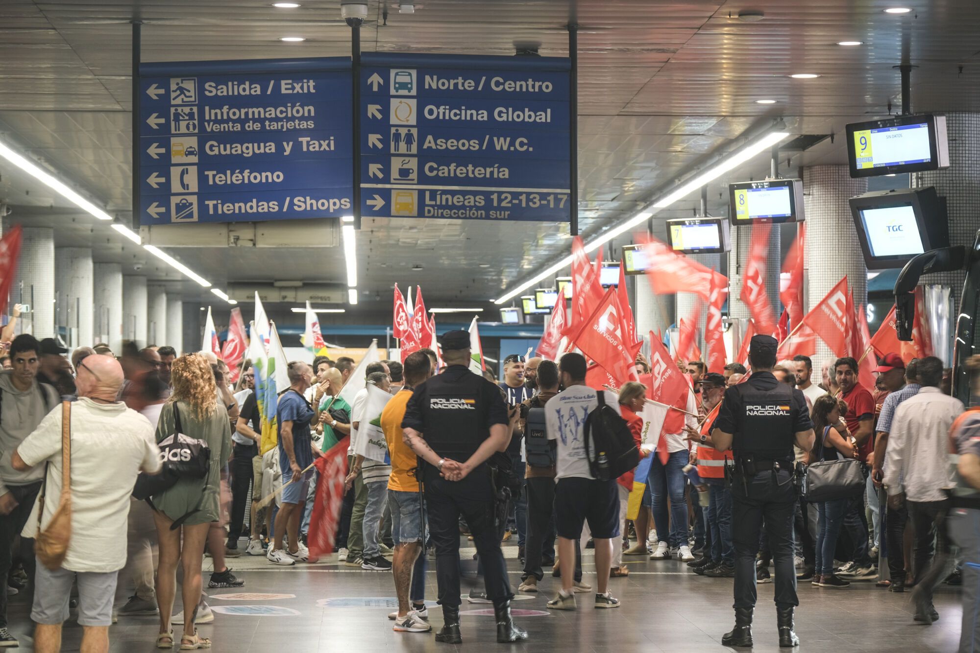 Primera jornada de huelga de los guagüeros del transporte interurbano en Gran Canaria