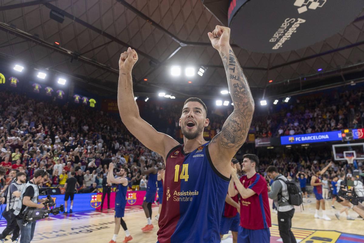 Willy Hernangómez saluda a la hinchada al final del partido.