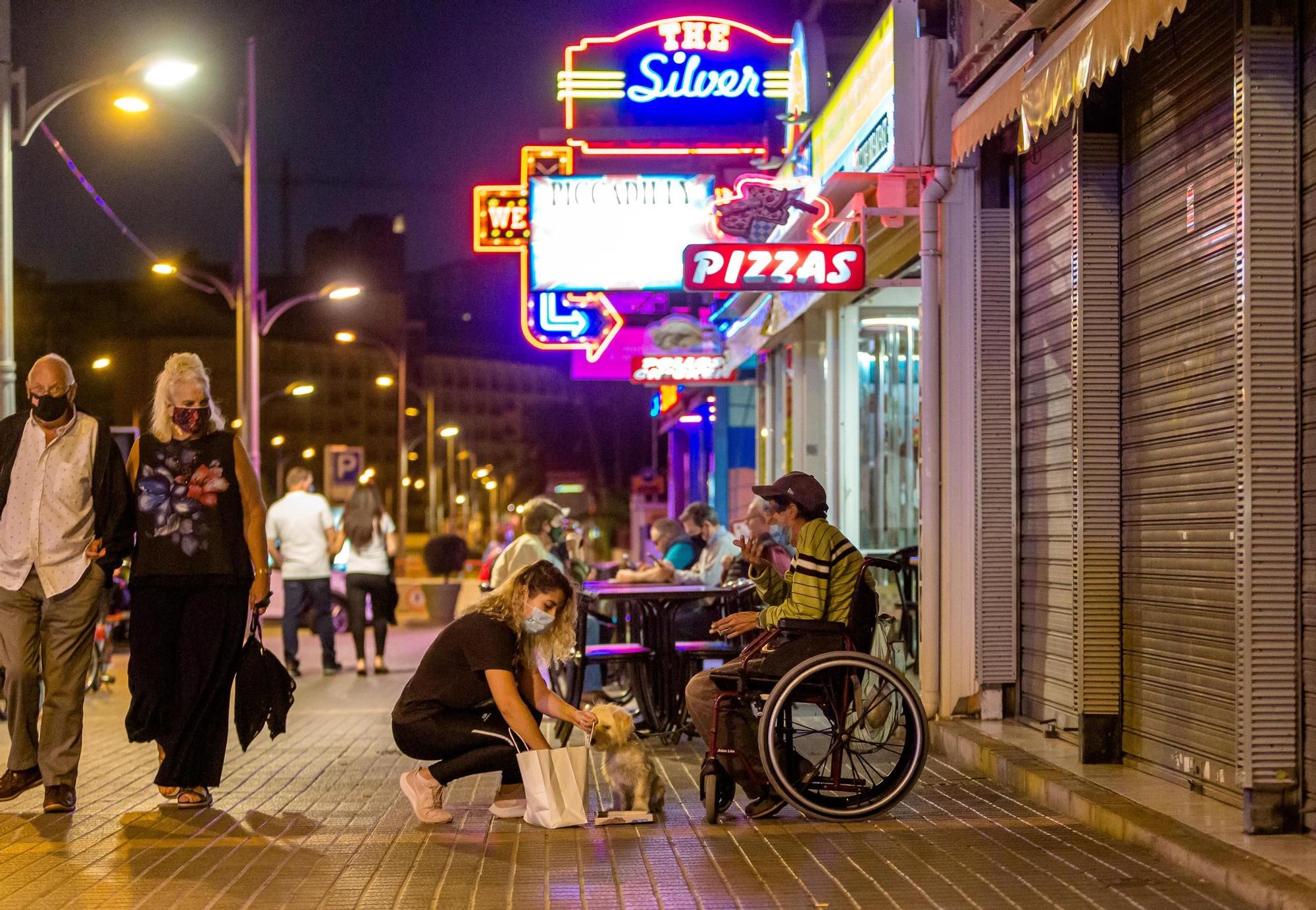 Galería: Una familia de Benidorm recorre las calles atendiendo a las personas sin techo para entregarles kits sanitarios