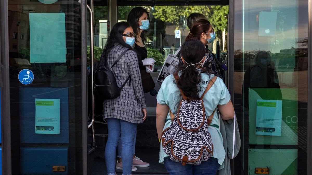 El uso de mascarilla es obligatorio en el interior de los buses.