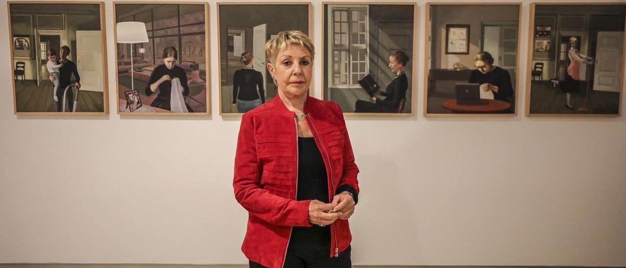 La artista Isabel Oliver, junto a algunas obras de la exposición en la UMH