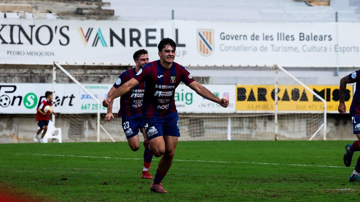 Joan Prohens celebra el gol de la victoria ante el Valencia Mestalla