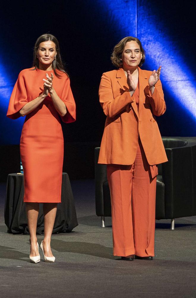 La reina Letizia con vestido naranja de Carolina Herrera