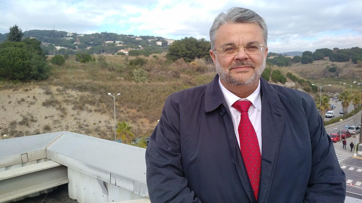 Alfonso Millán, gerent de Mataró Parc, fotografiat a la terrassa del centre. Darrere seu, l’espai verd on es vol portar a terme l’ampliació.