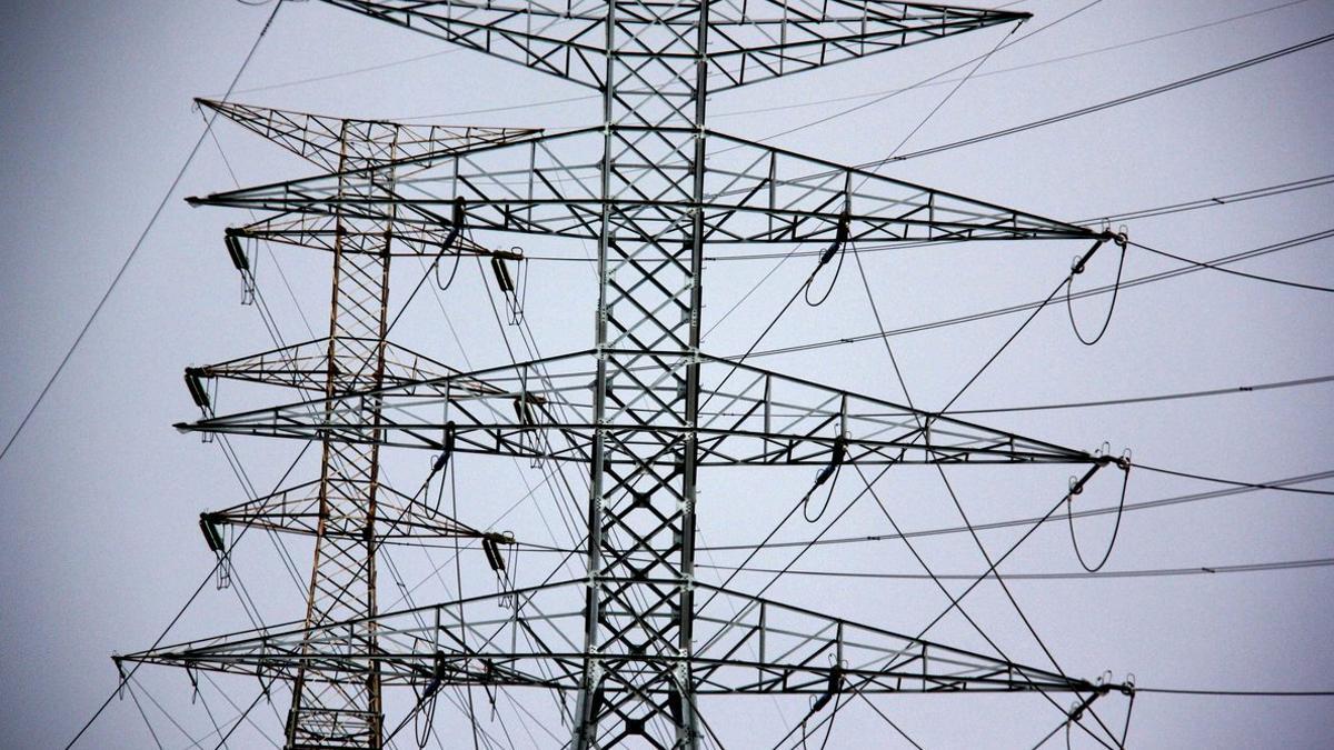 Detalle de dos torres eléctricas en Santa Coloma de Gramenet.