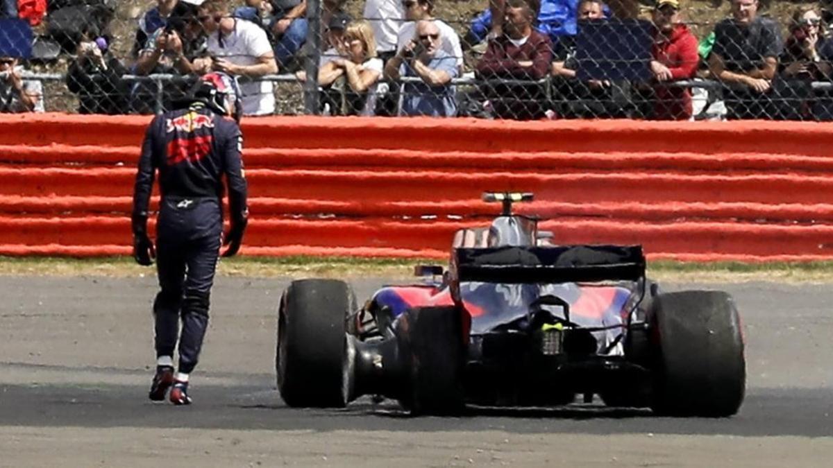 Carlos Sainz, junto a su Toro Rosso tras el abandono