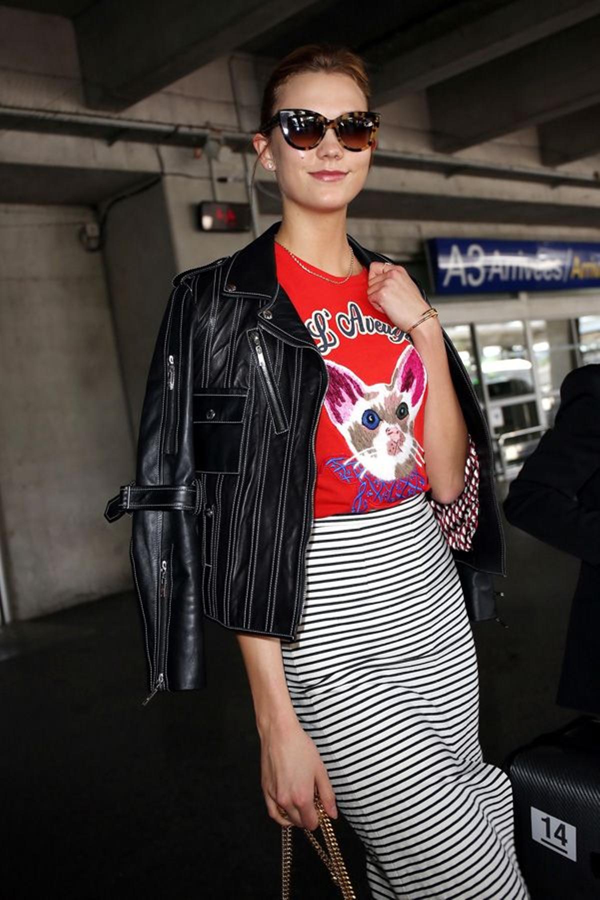 Karlie Kloss con camiseta de Gucci y chaqueta de Louis Vuitton en Cannes 2016
