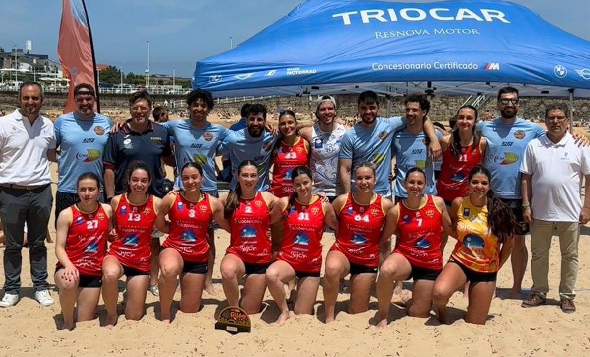 Sobre estas líneas, una acción de la final masculina disputada entre Dummys y el Gijón Jovellanos. A la derecha, los integrantes del Dummys y el Villa de Gijón, campeones de esta edición. | J. V.