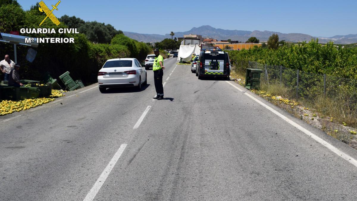 Investigado tras volcar su camión y esparcir los limones que llevaba por la carretera