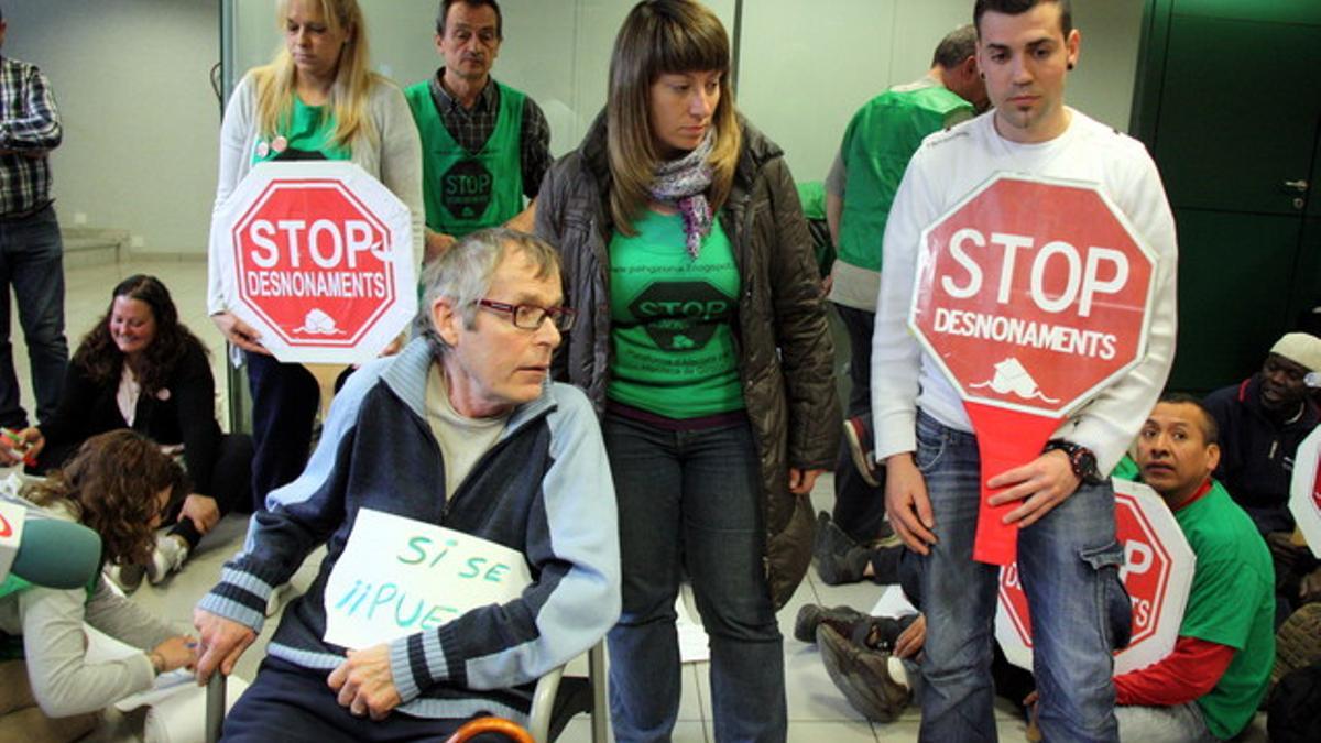 La PAH ocupa la sede de Bankia en Girona para reclamar soluciones inmediatas a dos afectados que no pueden pagar la hipoteca