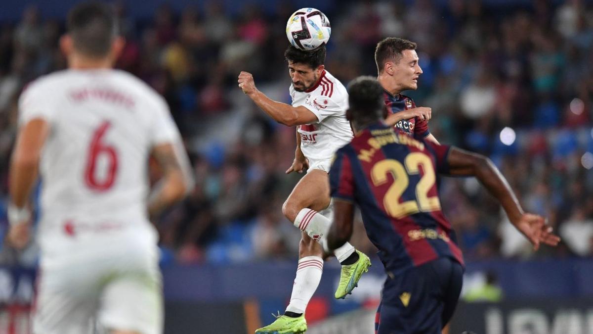 Jairo Izquierdo despeja de cabeza en una imagen del partido entre el Cartagena y el Levante.