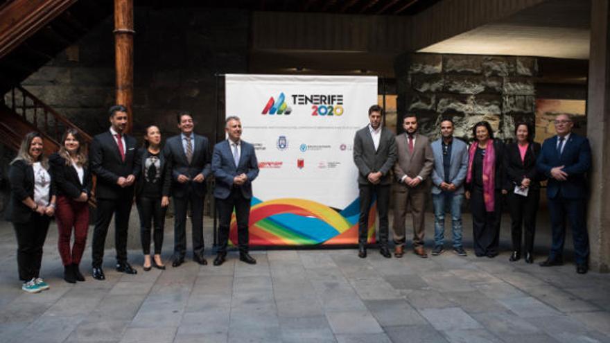 Foto de familia de autoridades y organizadores tras sellar la celebración en Tenerife.