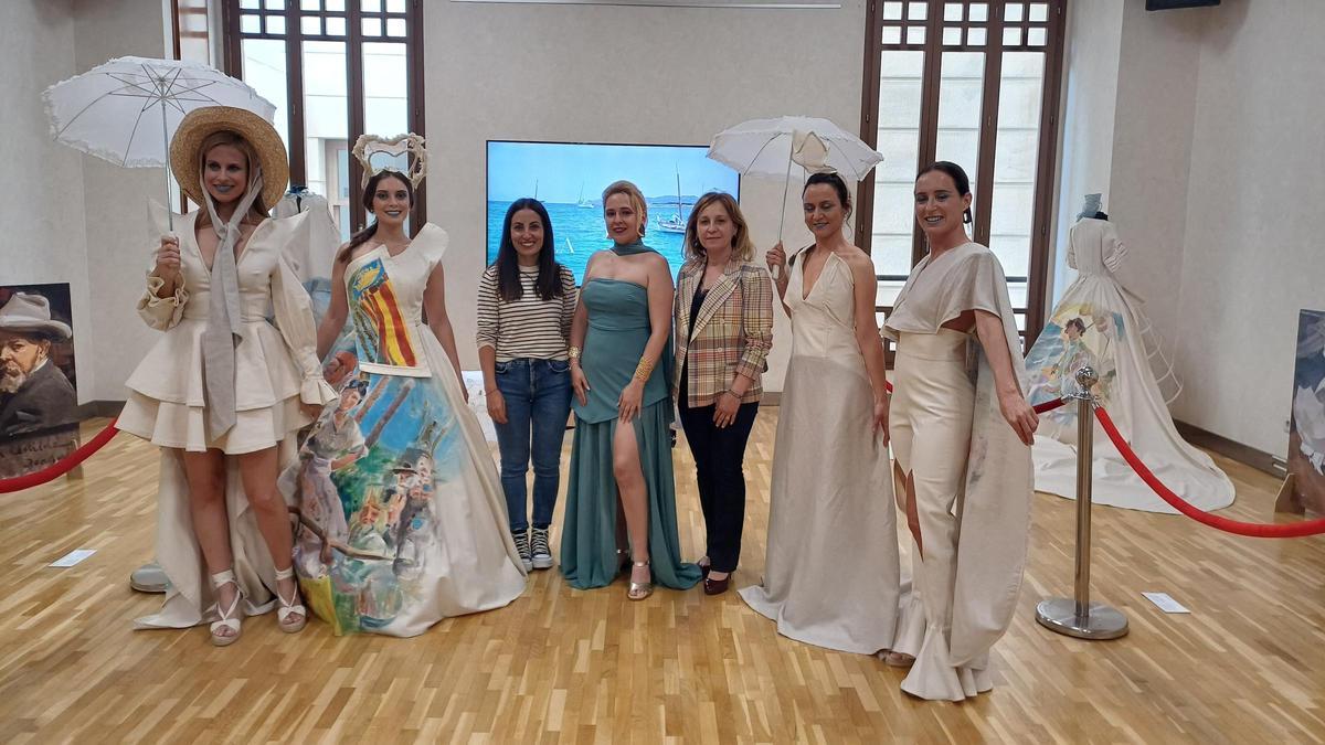 Isabel Segura y Mercedes Navarro junto con la diseñadora valenciana Alba García ayer en la exposición 'Trajes de Sorolla' en el Gran Teatre Antonio Ferrandis de Paterna