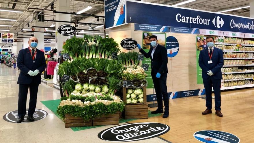 Carrefour recibe la visita del alcalde de Alicante a su muestra de productores locales