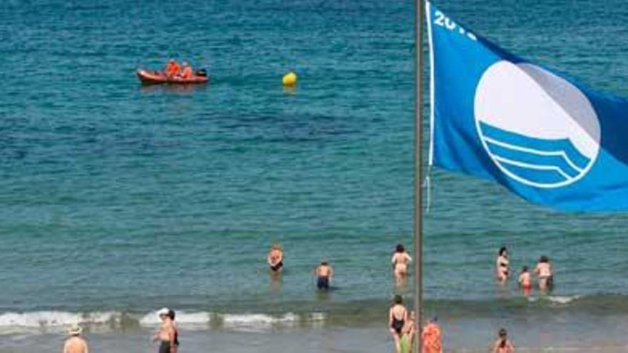 Las banderas azules ya ondean en las playas gallegas distinguidas con la enseña. / J.De Arcos