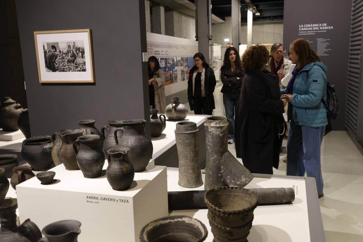 La inauguración de la muestra sobre la cerámica negra de Llamas del Mouro, en imágenes La inauguración de la muestra sobre la cerámica negra de Llamas del Mouro, en imágenes