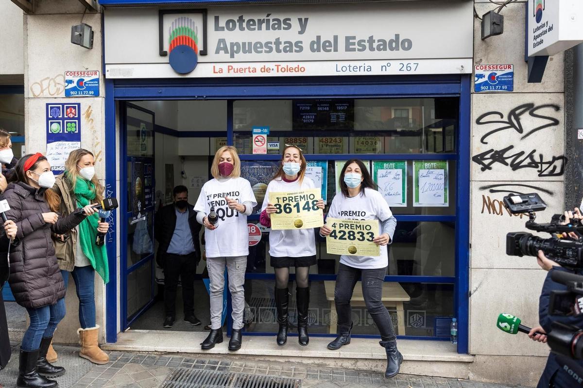 Una serie del Gordo se vende en una administración de la calle Toledo de Madrid.