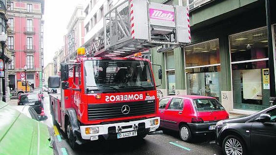 Los bomberos rescatan a una mujer indispuesta en su casa