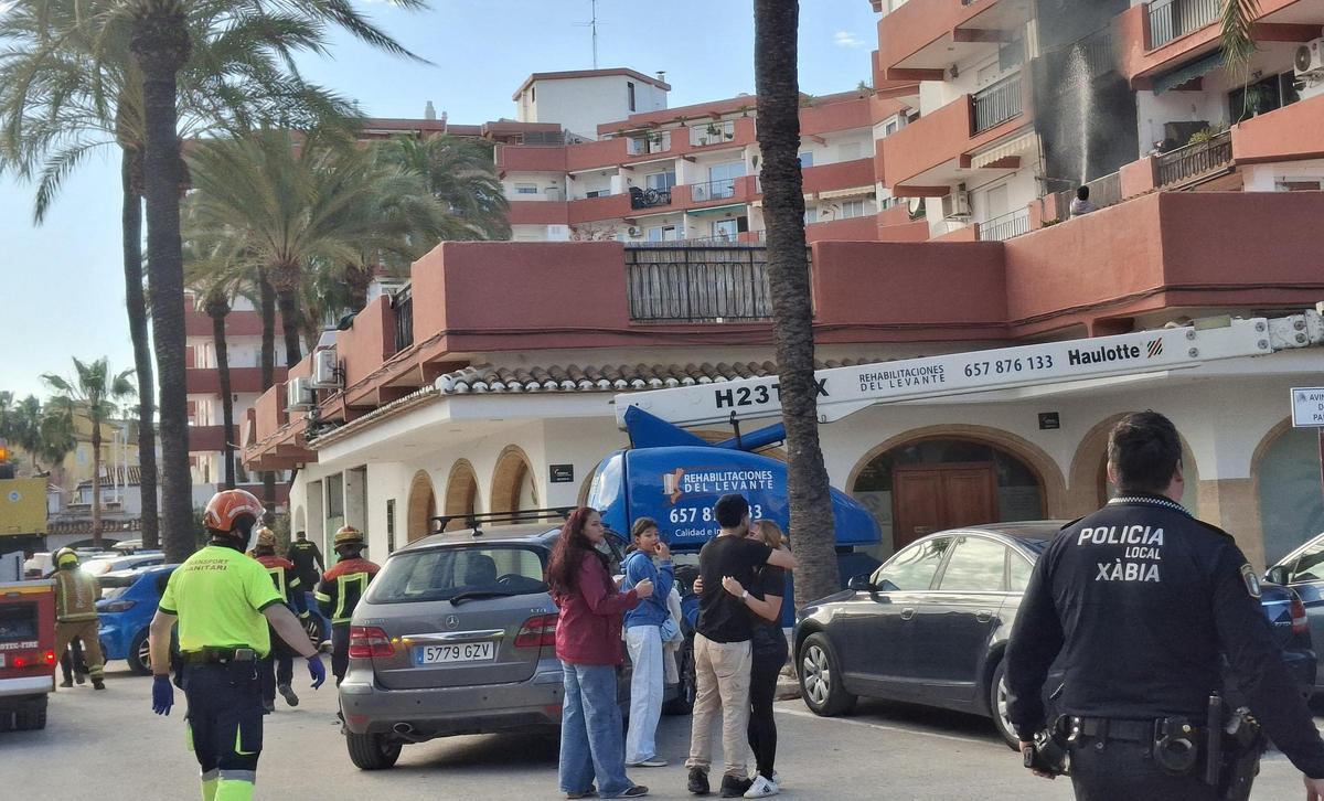 Los vecinos de la finca se abrazan para consolarse