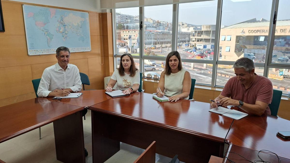 Reunión de trabajo entre el jefe de Departamento de Producción y Calidad del Puerto, Nicolás Ruzo (i.), y el responsable de Explotación Pesquera, Alejandro Costas, con Iria Galiñanes y María J. Fernández, de la dirección de Fabricación y Transformación Digital del CTAG.