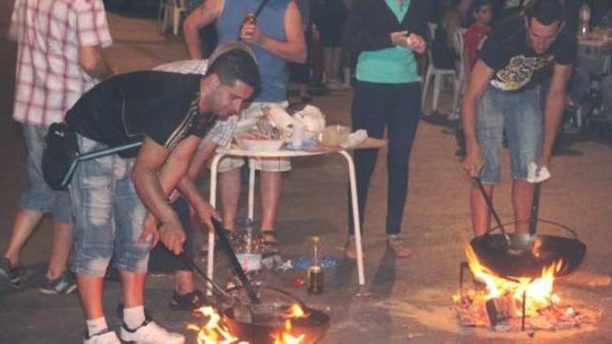 La lluvia desluce las actividades preparadas en los barrios