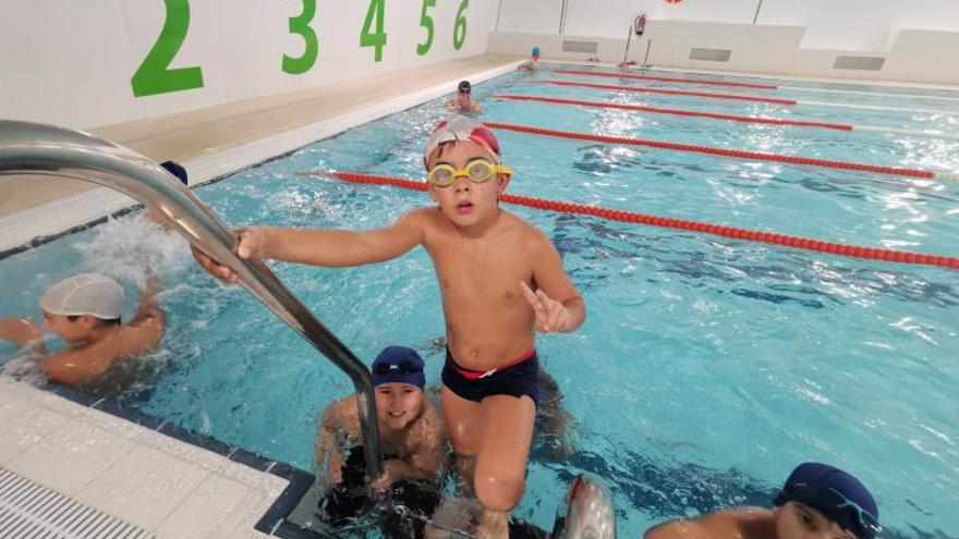 Una actividad con niños en la piscina de Bueu. |   // SANTOS ÁLVAREZ