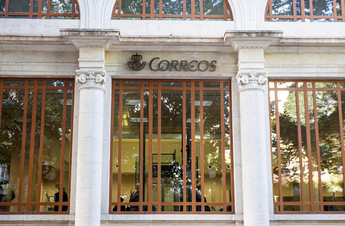El edificio de Correos, instantes antes de que los últimos trabajadores salieran del inmueble.