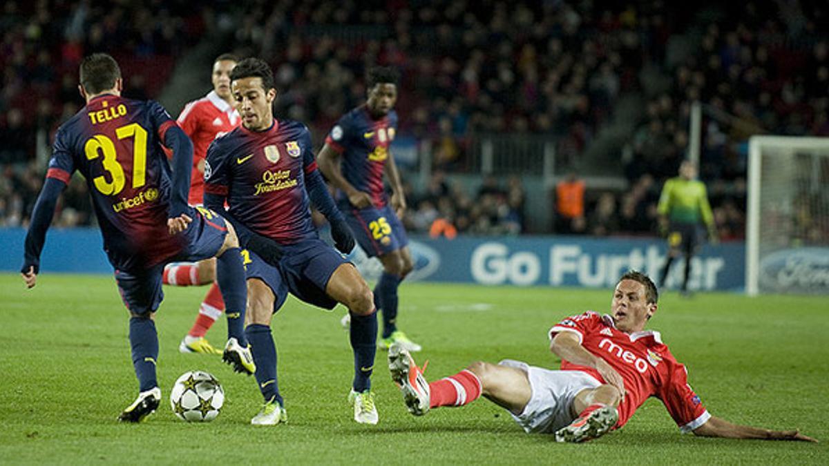 Thiago y Tello controlan el balón ante uno de los jugadores del Benfica