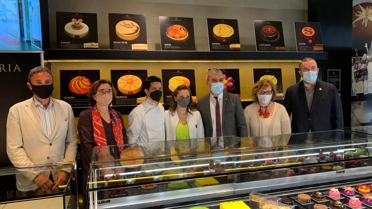 Representantes de las patronales y ayuntamiento, junto con comerciantes participantes en el proyecto Re-conectando en la pastelería Barcelona.