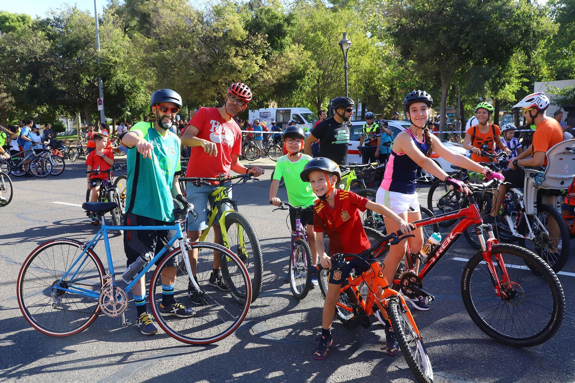 Familias enteras se suman a la Fiesta de la Bicicleta en Córdoba