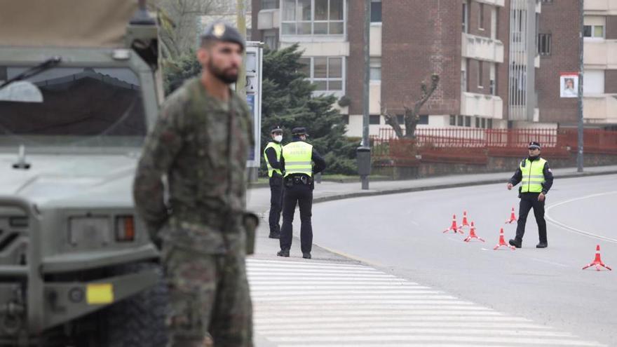 Militares y Policía Local instalan un punto de control en la avenida de Cervantes.