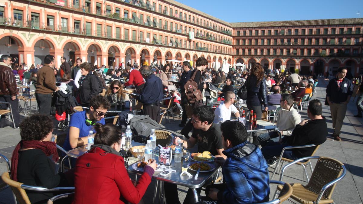 Durante el Puente de la Constitución, las calles de Córdoba se llenan de gente.