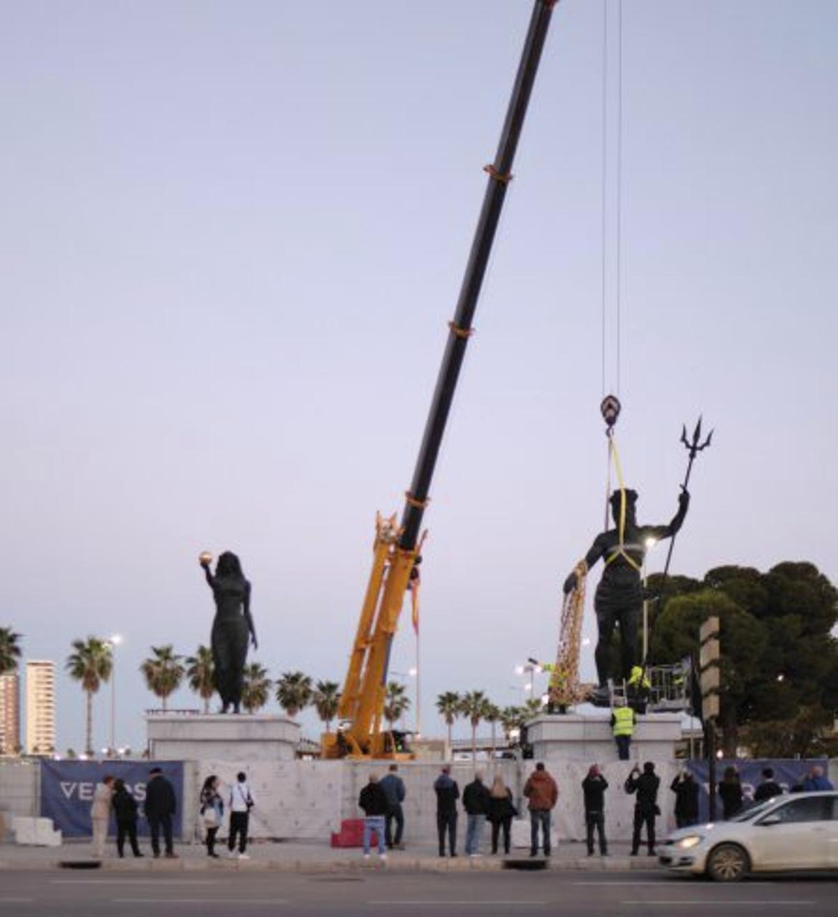 Instalación de las esculturas gigantes de Venus y Neptuno en la entrada al Puerto de Málaga.