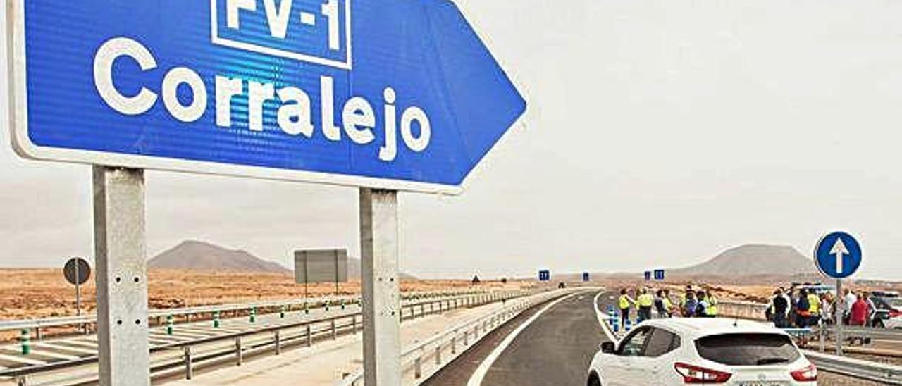 Varios vehículos circulan por el tramo de la autovía que une La Caldereta con Corralejo.