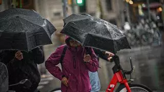 Amenaza de fuertes tormentas y una caída de temperaturas en las próximas horas en Catalunya