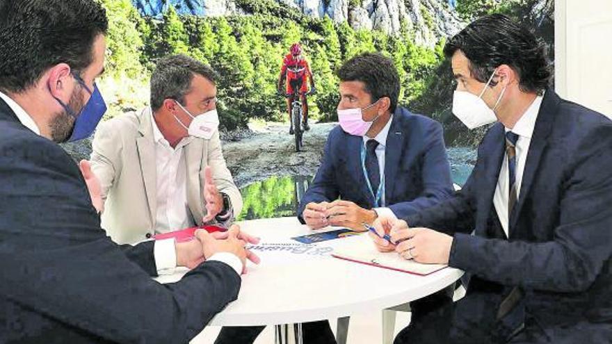 Carlos Mazón, José Mancebo en Eduardo Dolón, con los organizadores de la Vuelta a España. |