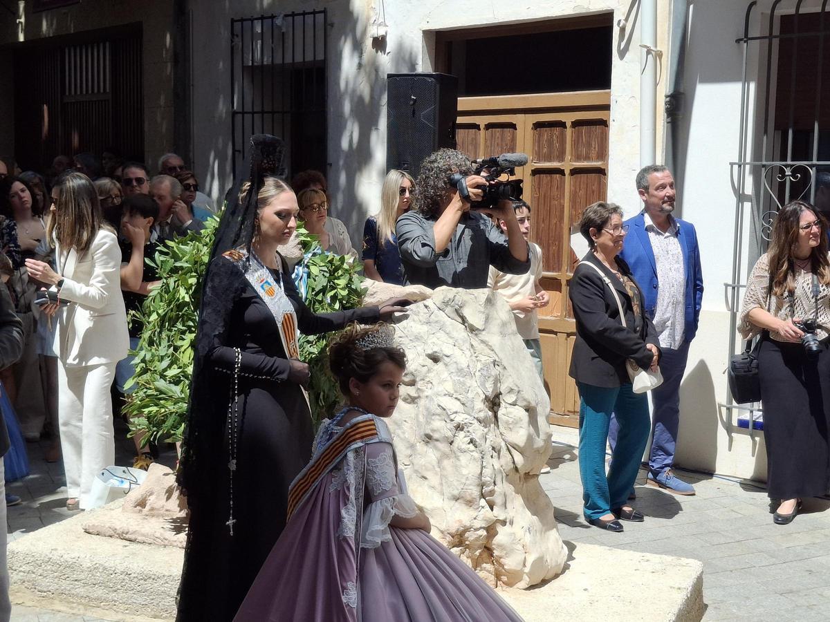 Las reinas de las fiestas hicieron la ofrenda en el "Monument del Riberer"