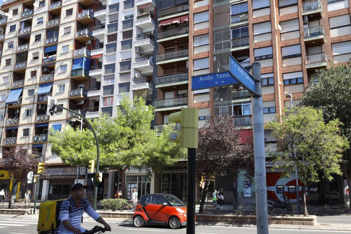 Tenor Fleta, la ‘punta de lanza’ para el futuro crecimiento de San José | 1. VISTA DE LA AVENIDA TENOR FLETA A LA ALTURA DE LA CALLE DEL ROSELLÓN. 2. DETALLE DEL CRUCE CON LA AVENIDA SAN JOSÉ. 3. LA PROLONGACIÓN DE LA VÍA, COMPLETADA HACE DOS AÑOS. 4. EL PARQUE DE LA GRANJA, CON LA CÚPULA GEODÉSICA A LA DERECHA. 5. VIVIENDAS DE RECIENTE CONSTUCCIÓN  EN EL TRAMO DE LA AVENIDA ANTERIOR A SU PROLONGACIÓN. 6. NEGOCIOS Y OFICINAS EN LOS SOPORTALES DE TENOR FLETA, A LA ALTURA DEL NÚMERO 123.