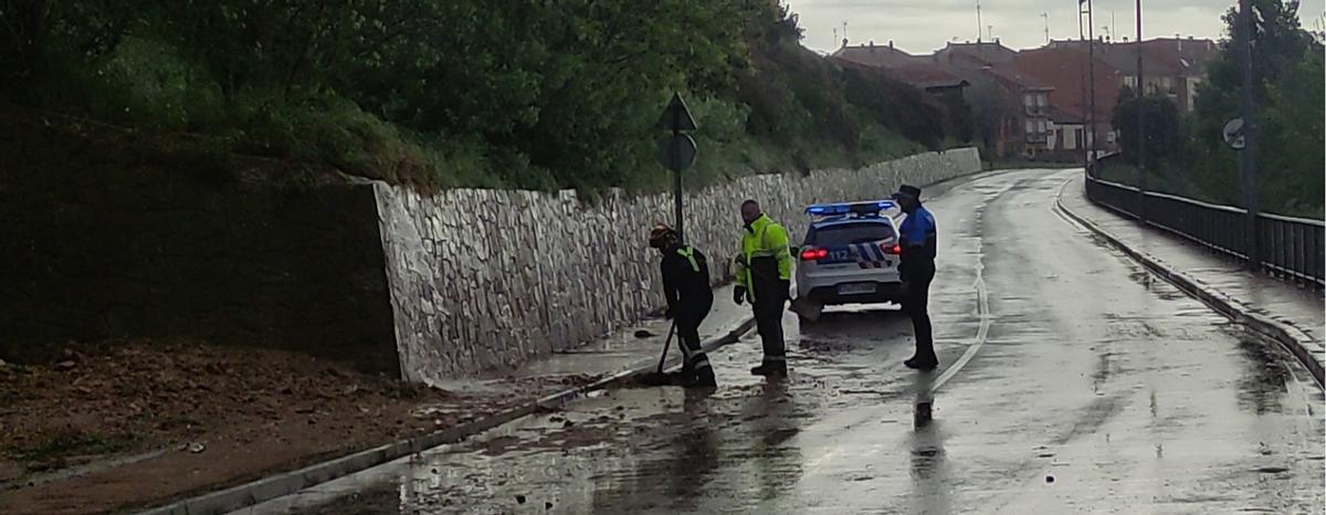 Ya retirada gran parte de la tierra que había arrastrado el agua a la carretera del Caracol.