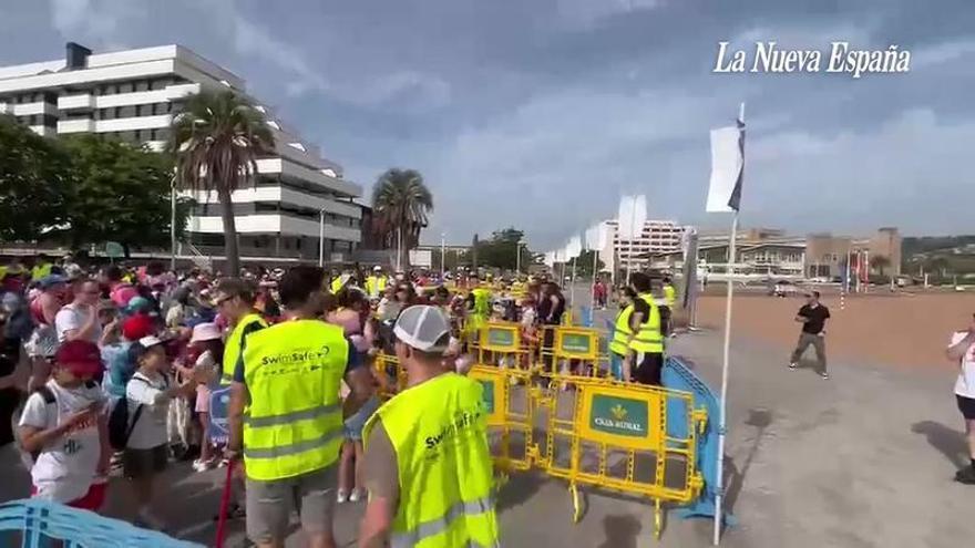 Los "guardianes del agua" inundan de entusiasmo la playa del Arbeyal