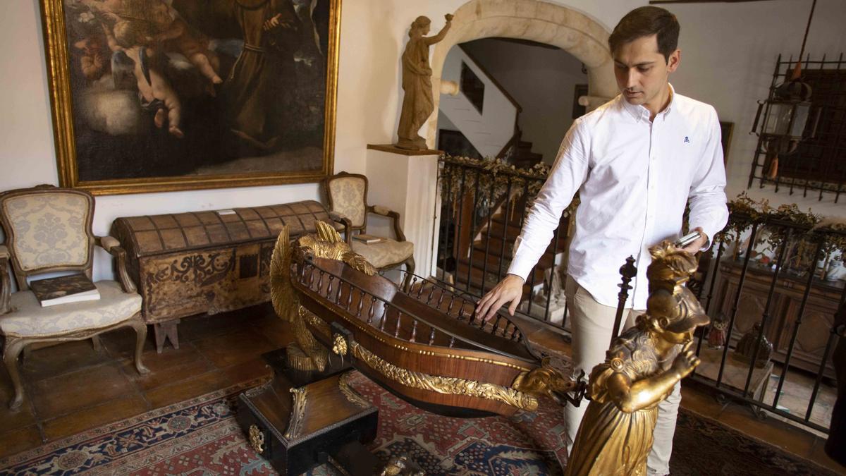 Una casa de antiguedades de Xàtiva saca a la venta la cuna del rey Alfonso XII