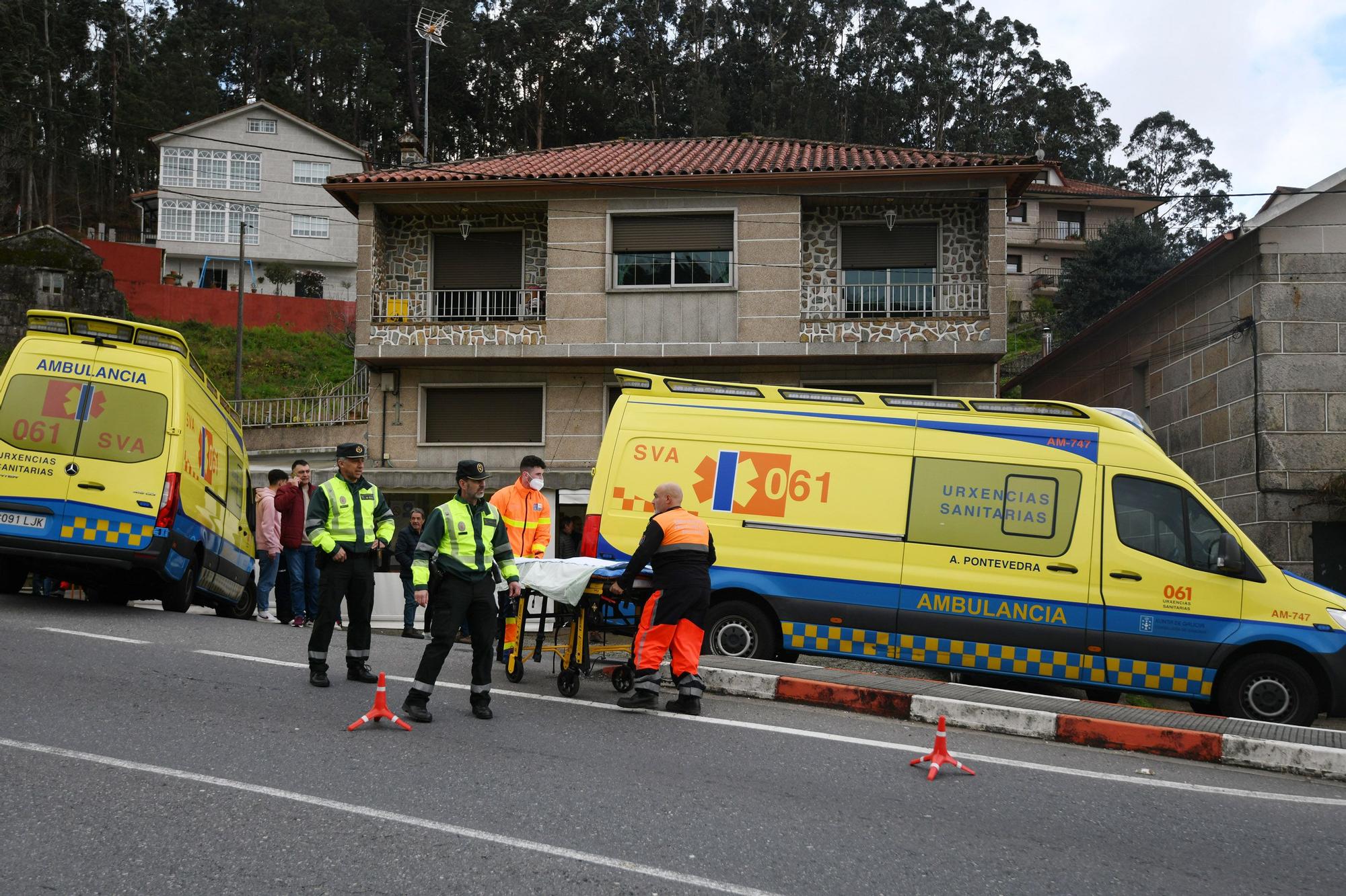 Dos muertos en Vilaboa arrollados por un vehículo cuando jugaban la partida en un bar