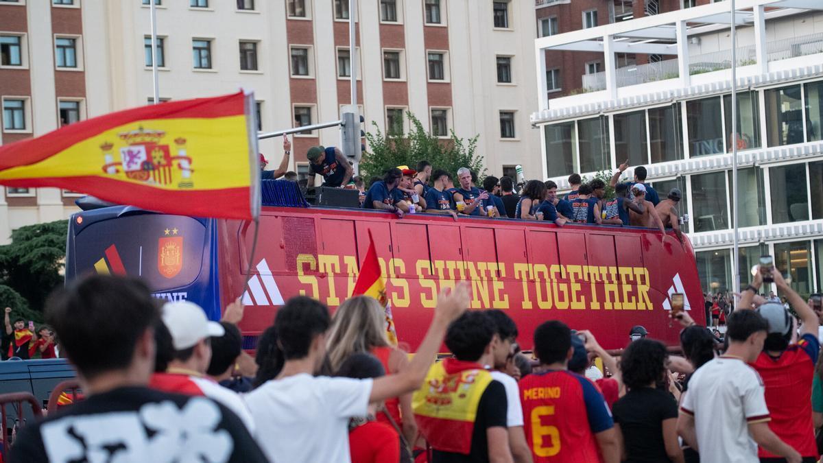 Cientos de personas reciben a los jugadores durante la rúa de celebración de la Selección Española por el triunfo en el Mundial 2026.