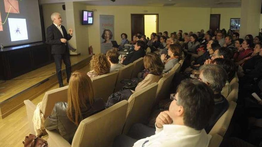 El catedrático Javier Cudeiro, ayer, durante la charla.