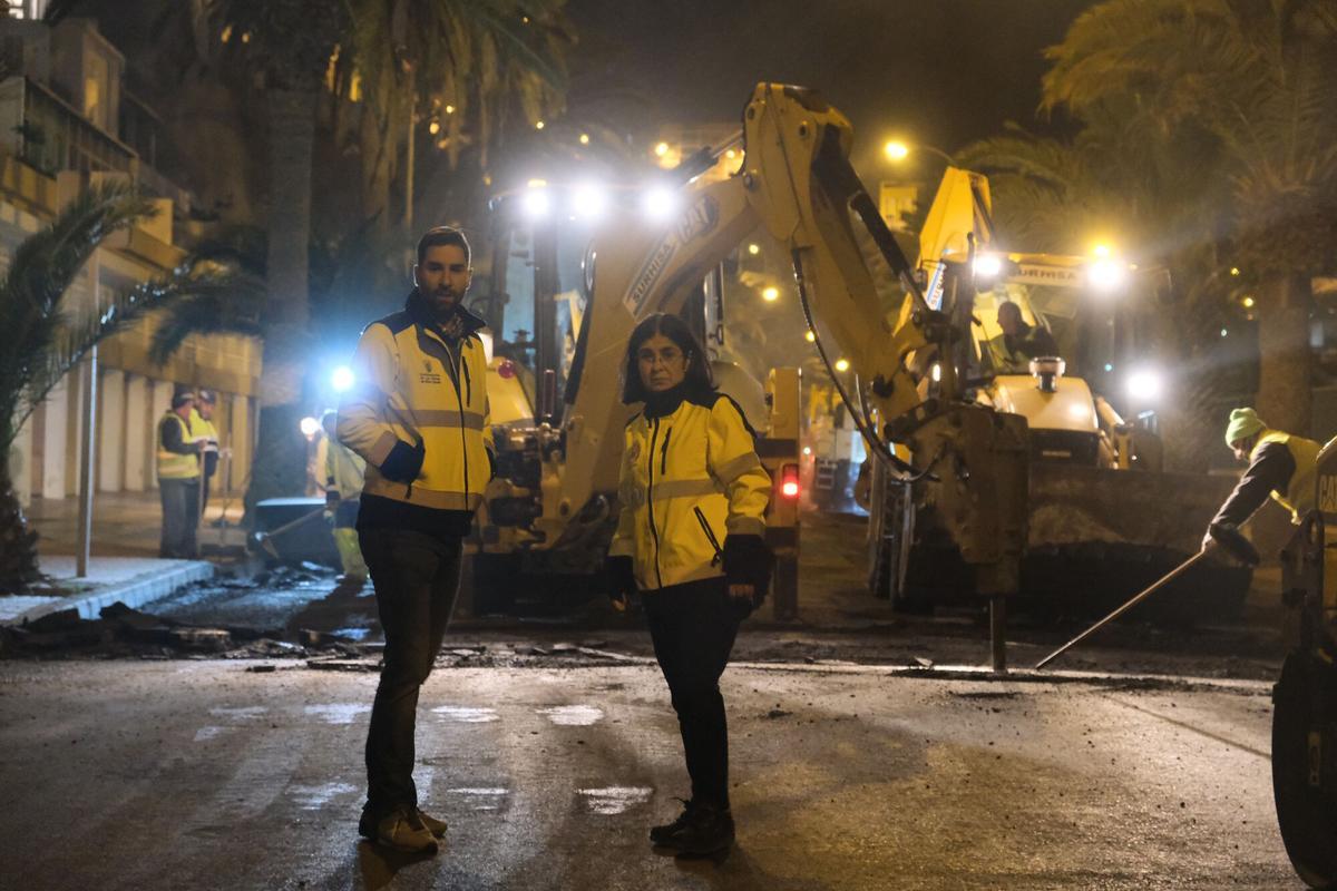 Carlos Díaz y Carolina Darias, en una imagen de archivo de trabajos de asfaltado.
