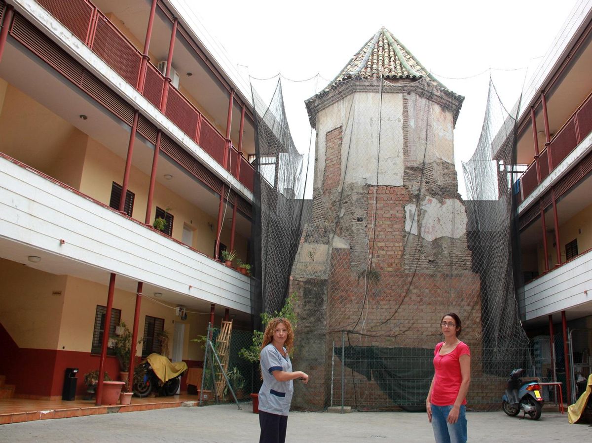 Yolanda González y Patricia García, en 2013 delante de la torre barroca, cuando estaba en total estado de abandono.